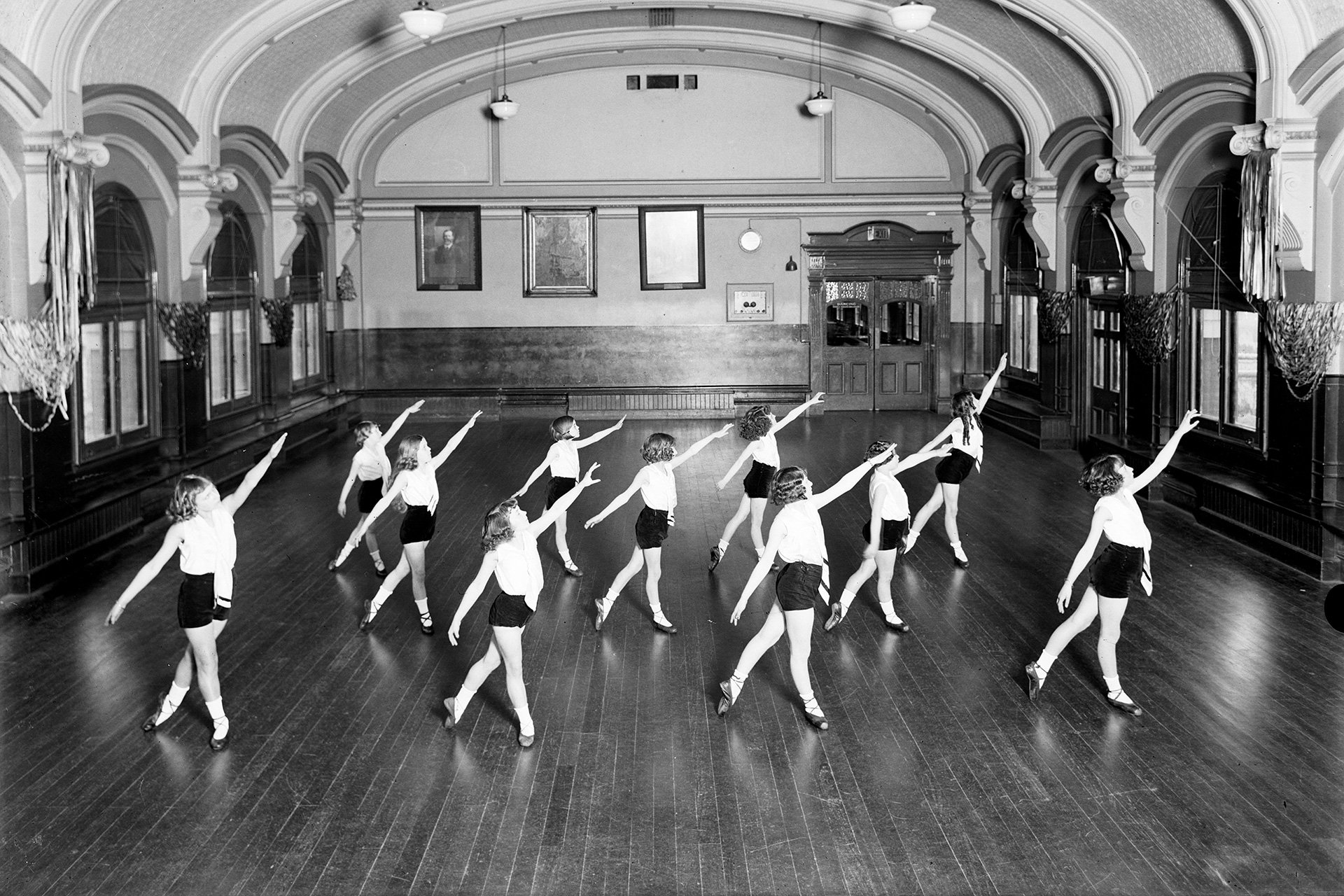 History Council Victoria Feb26 LADIES PHYSICAL CULTURE CLASS VRI MELBOURNE c1931